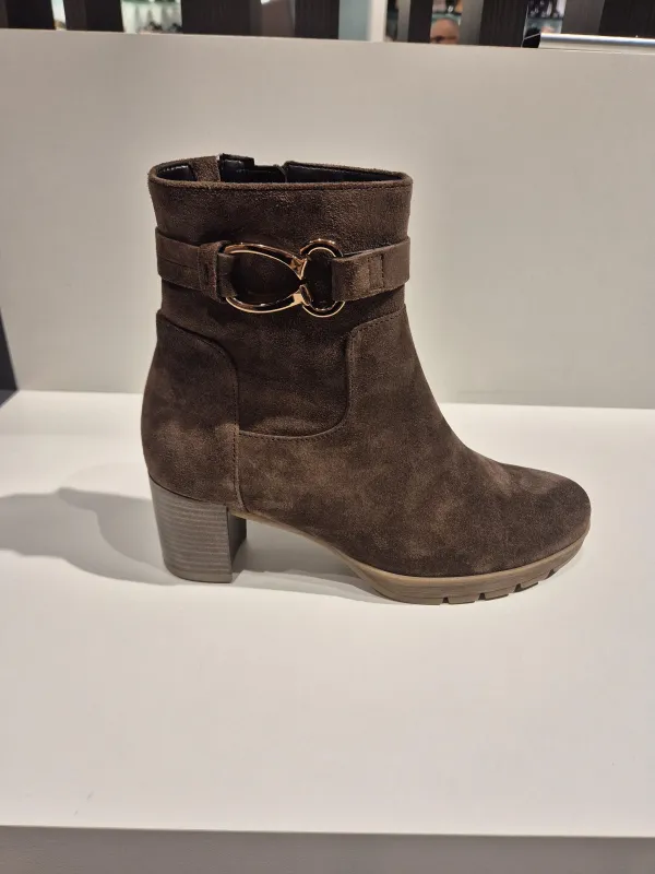 Bruin_velour_enkellaarsje