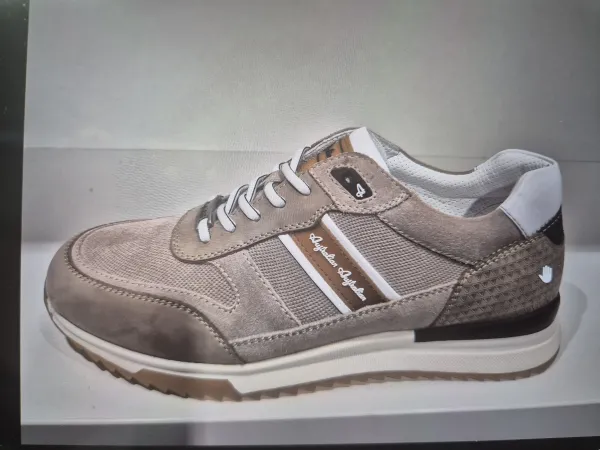 Su_de_sneaker_met_witte_details